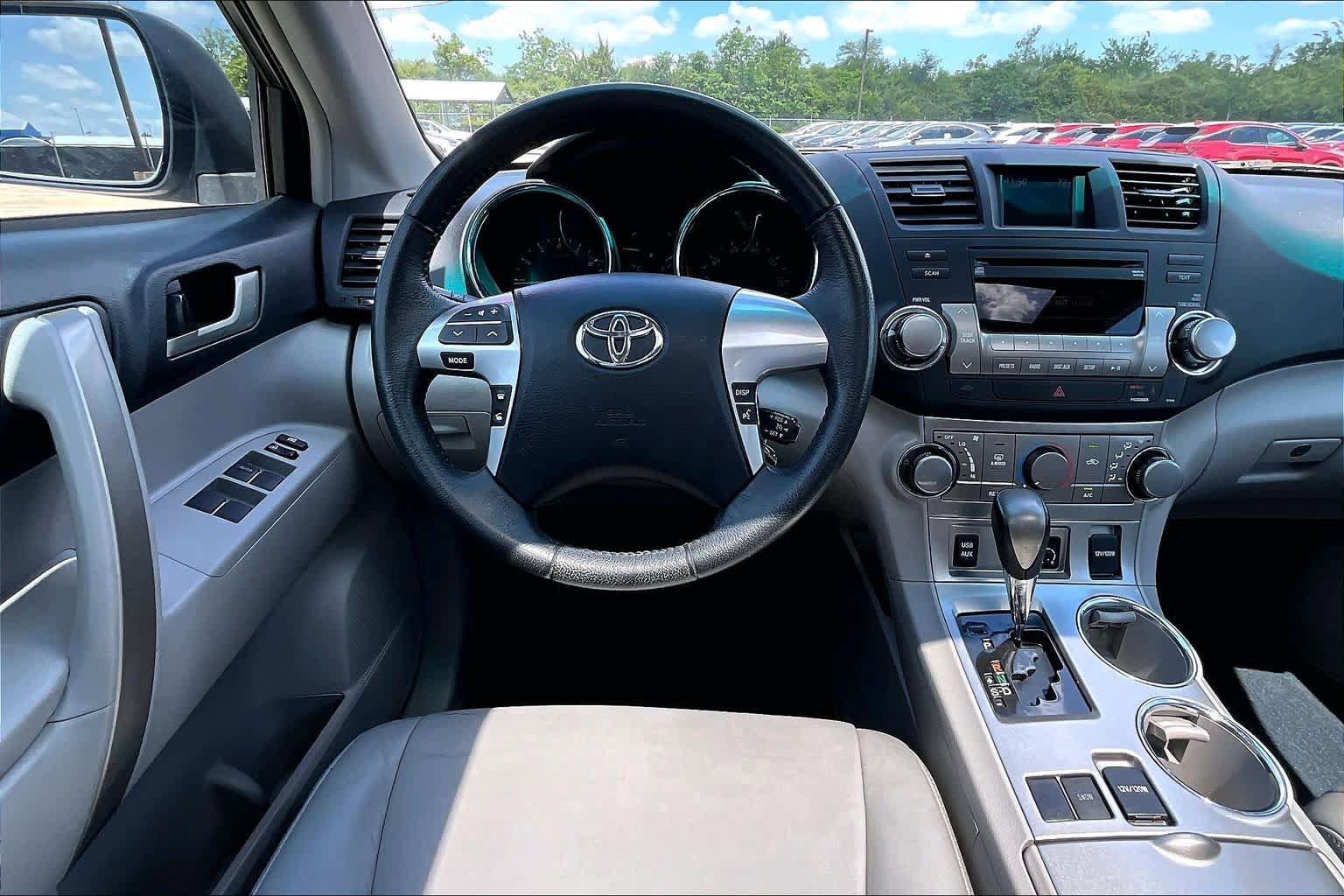 Used 2012 Toyota Highlander SE w/ Tow Pkg FWD image 6