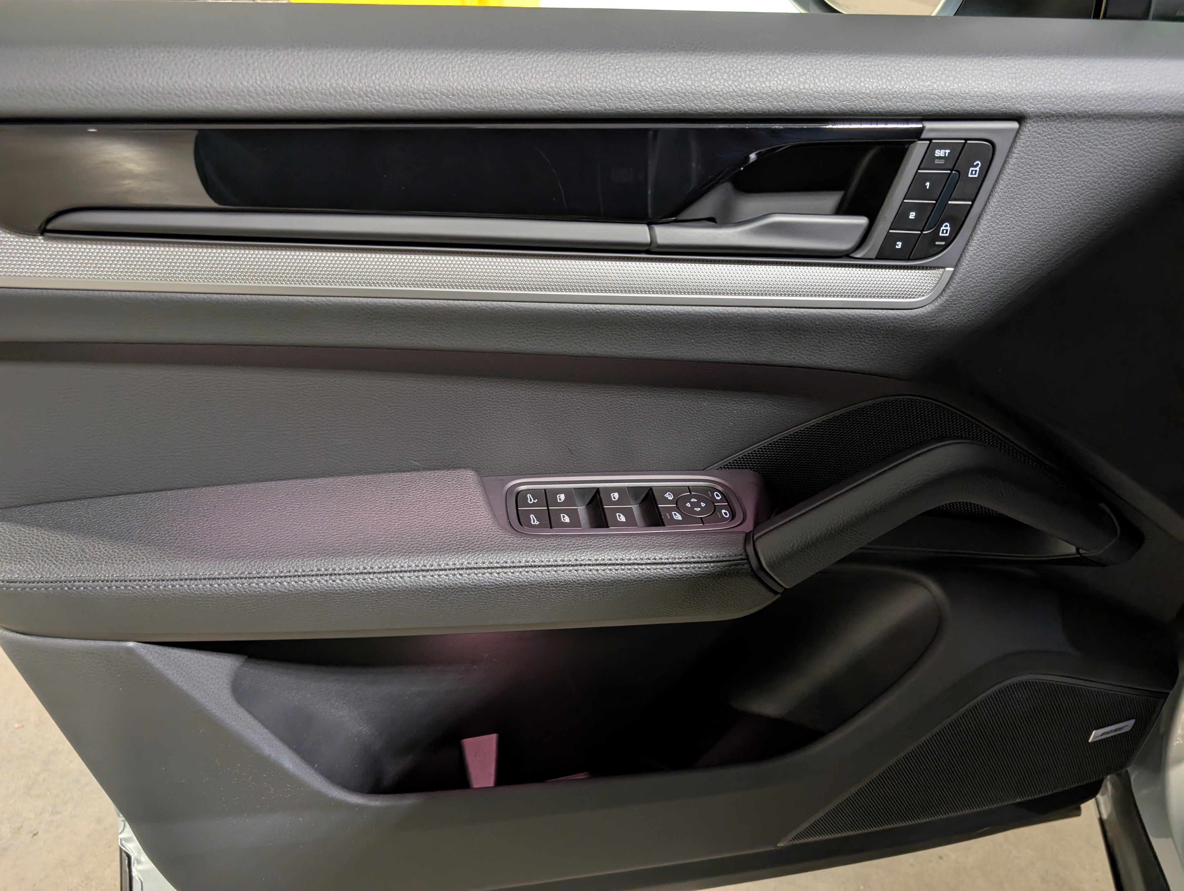 Certified 2025 Porsche Cayenne image 18
