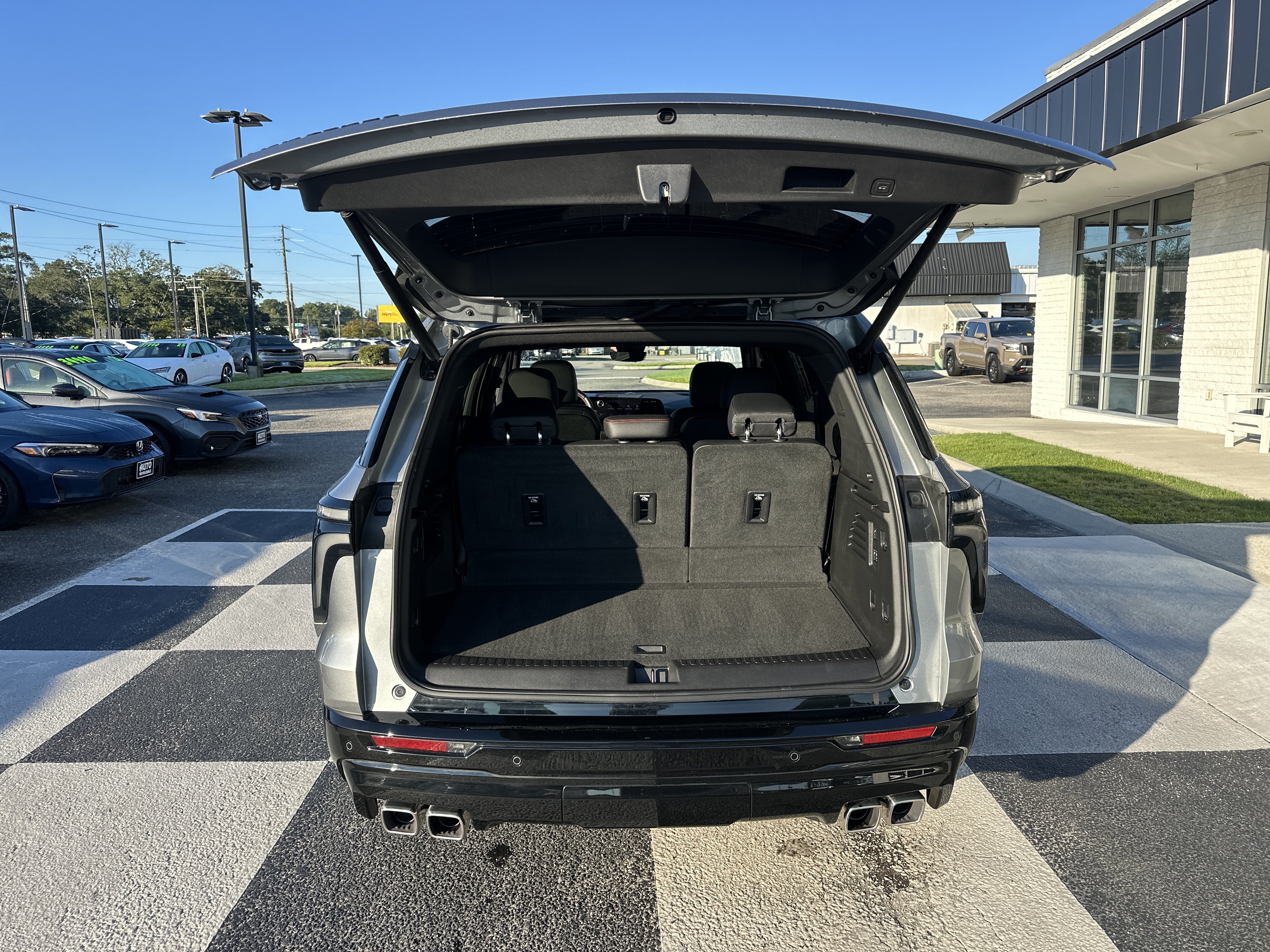 Used 2025 Chevrolet Traverse RS FWD image 5