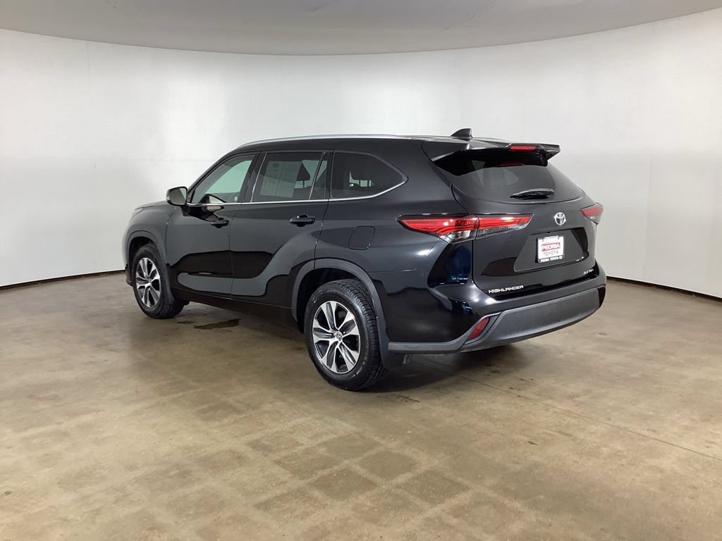 Used 2022 Toyota Highlander XLE AWD/4WD image 14