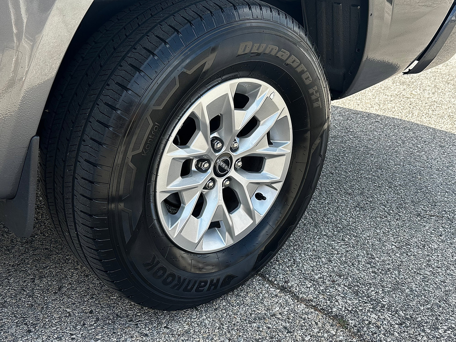 Used 2024 Nissan Frontier SV image 11