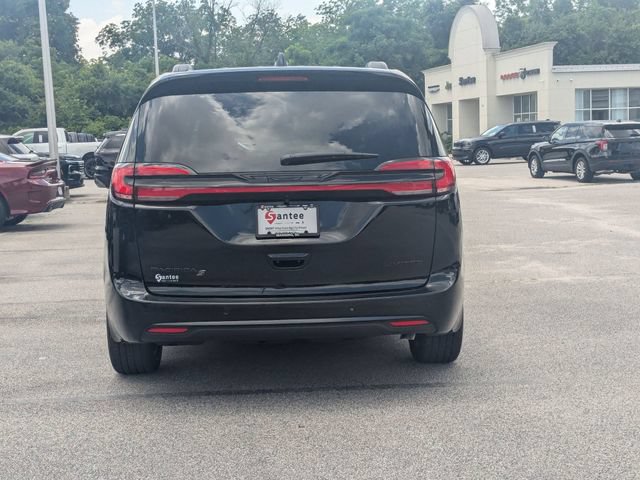 New 2027 Chrysler Pacifica Limited FWD image 4