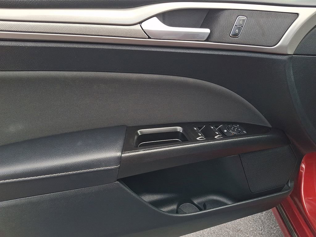Used 2017 Ford Fusion SE w/ Fusion SE Technology Package FWD image 12