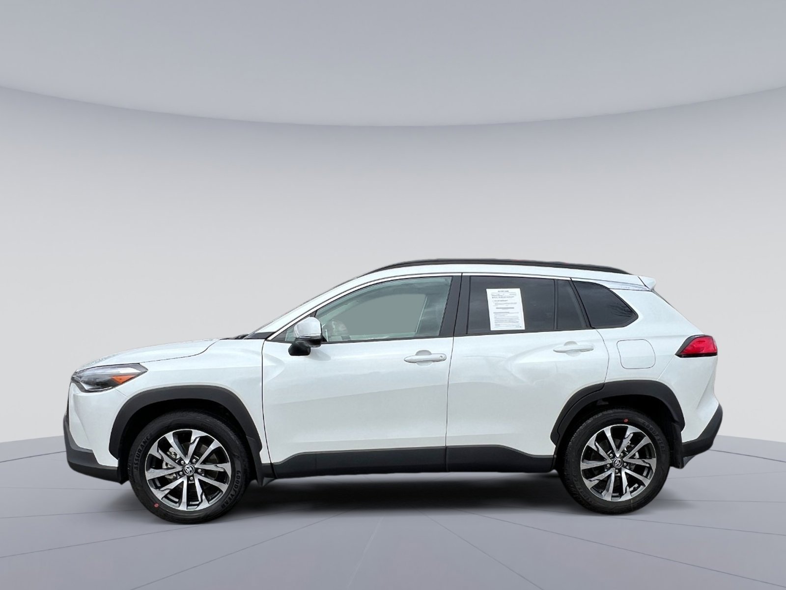 Used 2023 Toyota Corolla Cross XLE w/ Convenience Package image 2