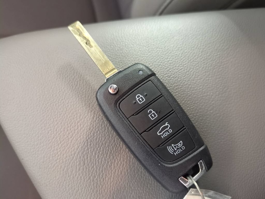 Used 2025 Hyundai Elantra SE FWD image 35