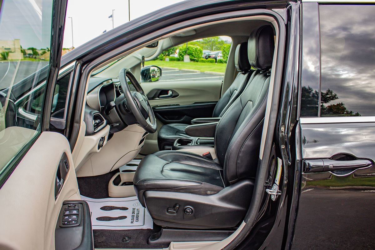 Used 2022 Chrysler Pacifica Touring-L FWD image 9
