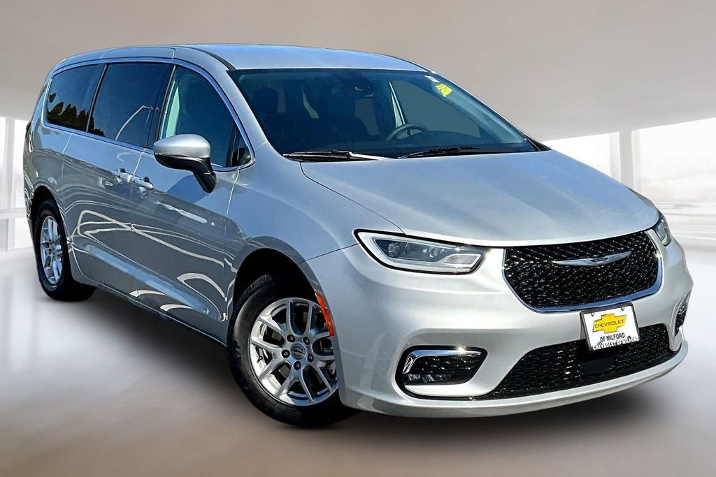 Used 2023 Chrysler Pacifica Touring-L image 1