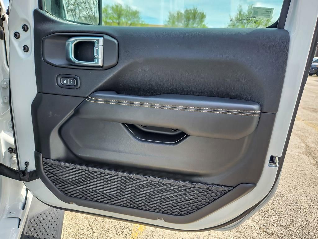 Used 2025 Jeep Wrangler Unlimited Sahara AWD/4WD image 22