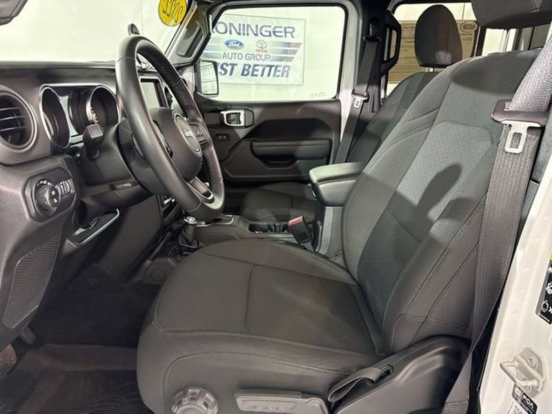 Used 2022 Jeep Gladiator Willys image 15