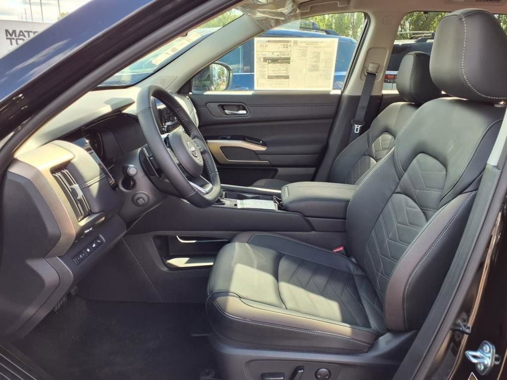 New 2025 Nissan Pathfinder Platinum w/ Black Appearance Package image 35