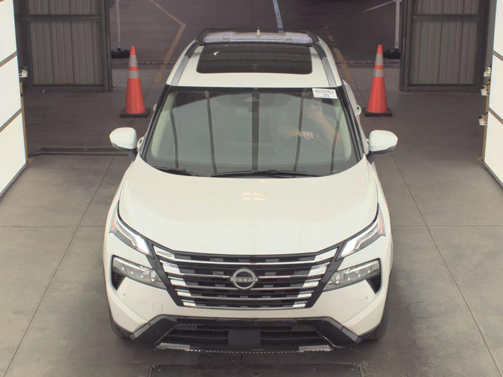 Used 2025 Nissan Rogue Platinum image 3