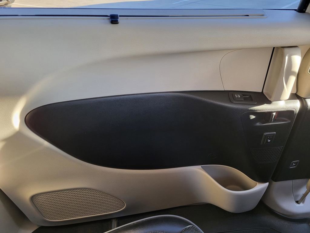 Used 2018 Chrysler Pacifica Limited image 17