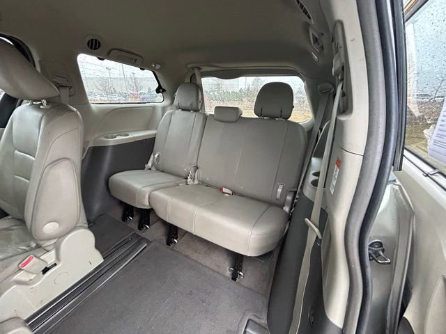 Used 2016 Toyota Sienna XLE image 21