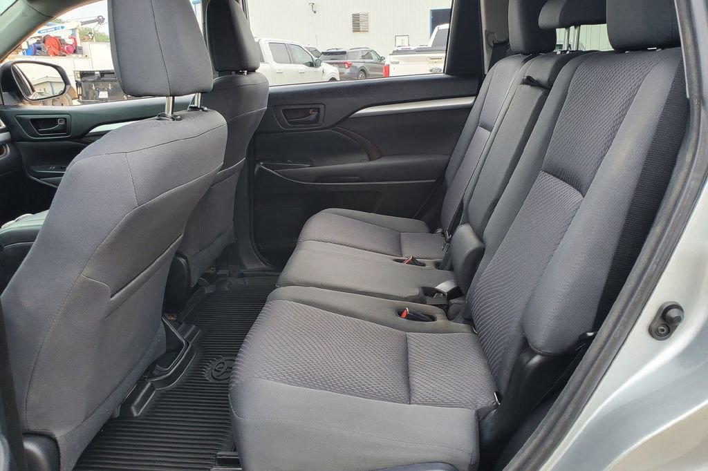 Used 2017 Toyota Highlander LE AWD/4WD image 22