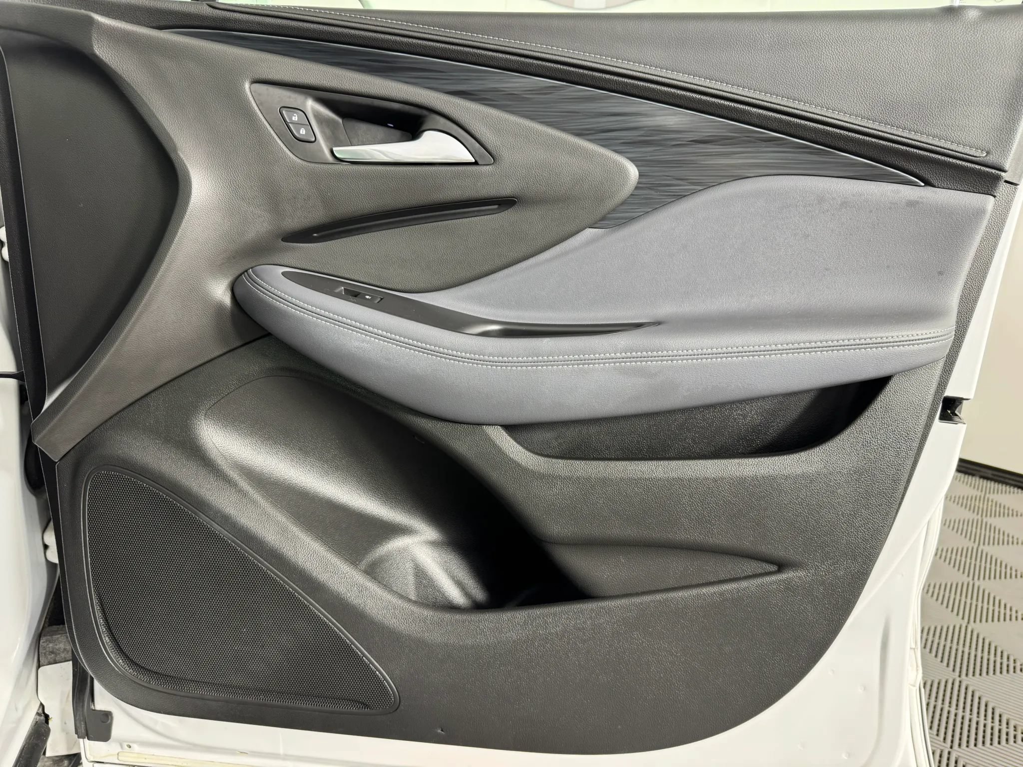 Used 2020 Buick Envision Essence FWD image 43