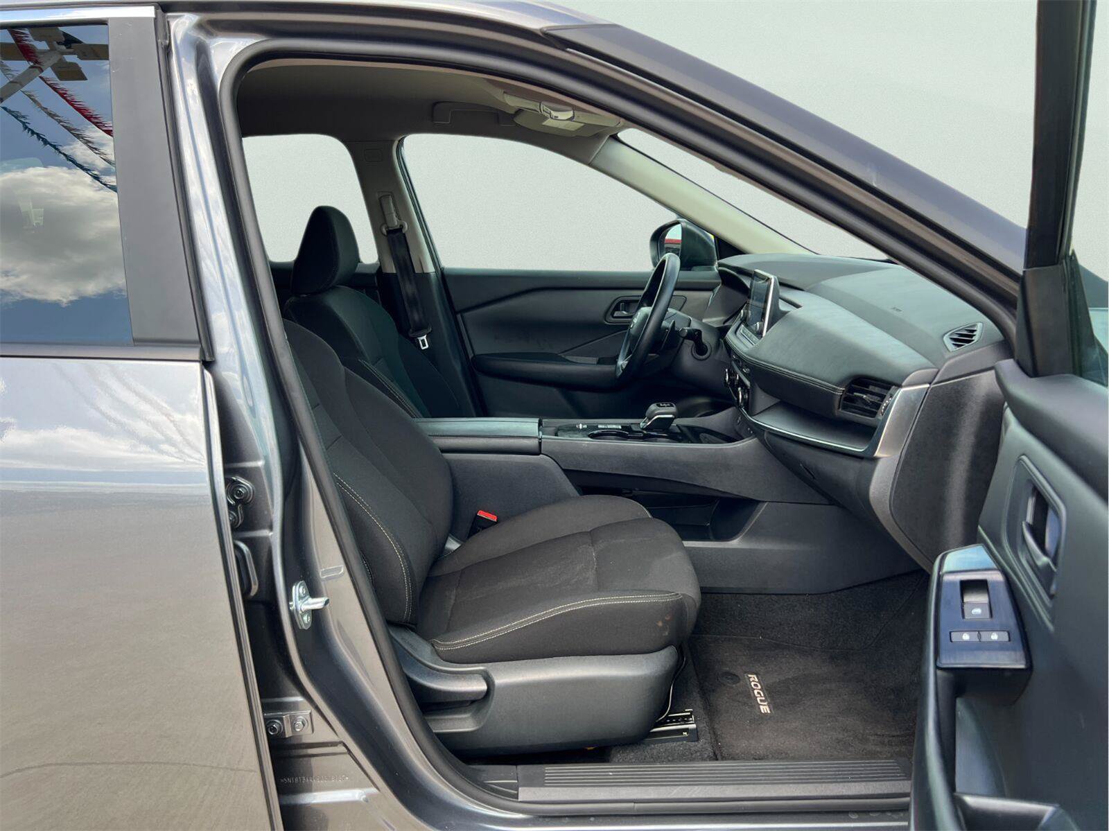 Used 2025 Nissan Rogue S FWD image 18