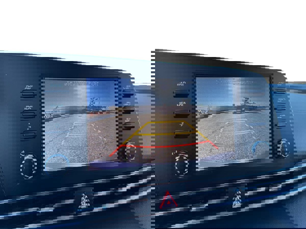 Used 2022 Hyundai Elantra SE image 12