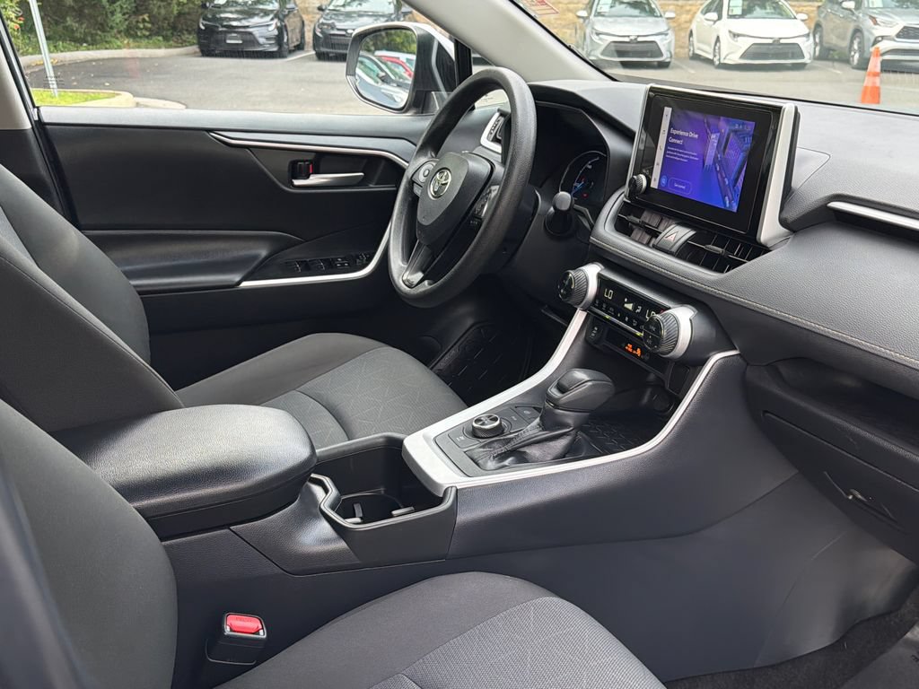 Used 2025 Toyota RAV4 XLE AWD/4WD image 12