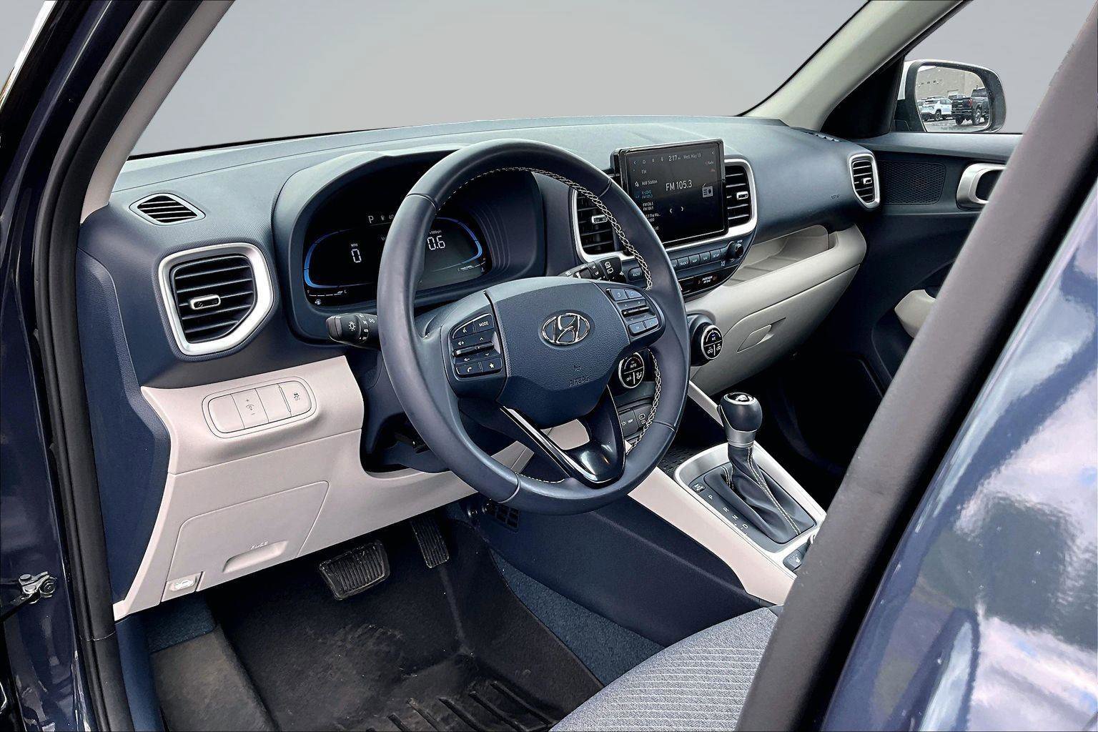 Used 2024 Hyundai Venue Limited FWD image 14