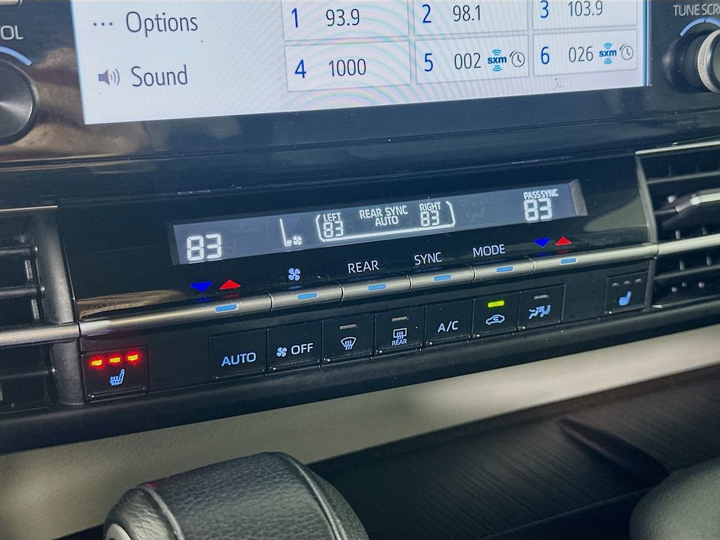 Used 2024 Toyota Sienna XLE FWD image 27