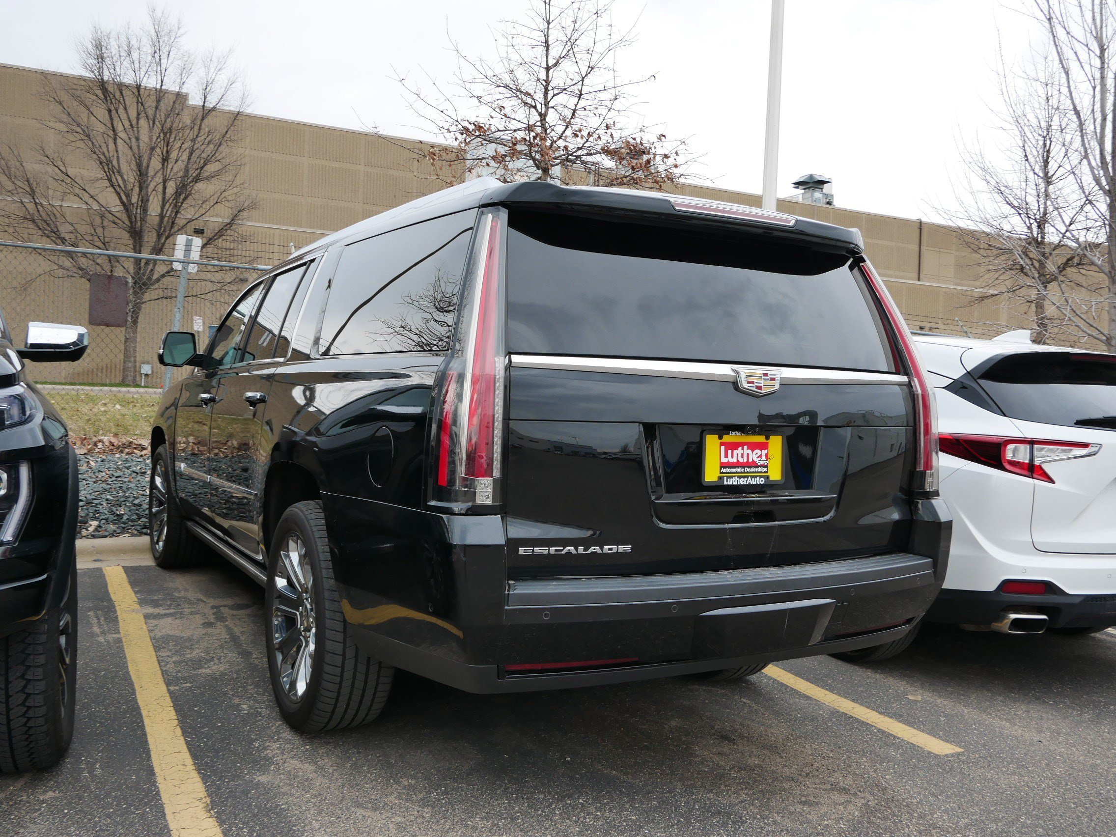 Used 2017 Cadillac Escalade ESV Platinum image 3