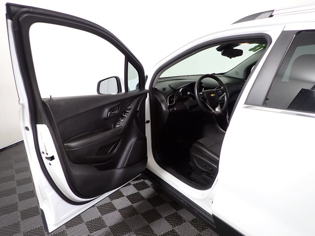 Used 2018 Chevrolet Trax LT w/ LT Convenience Package FWD image 18