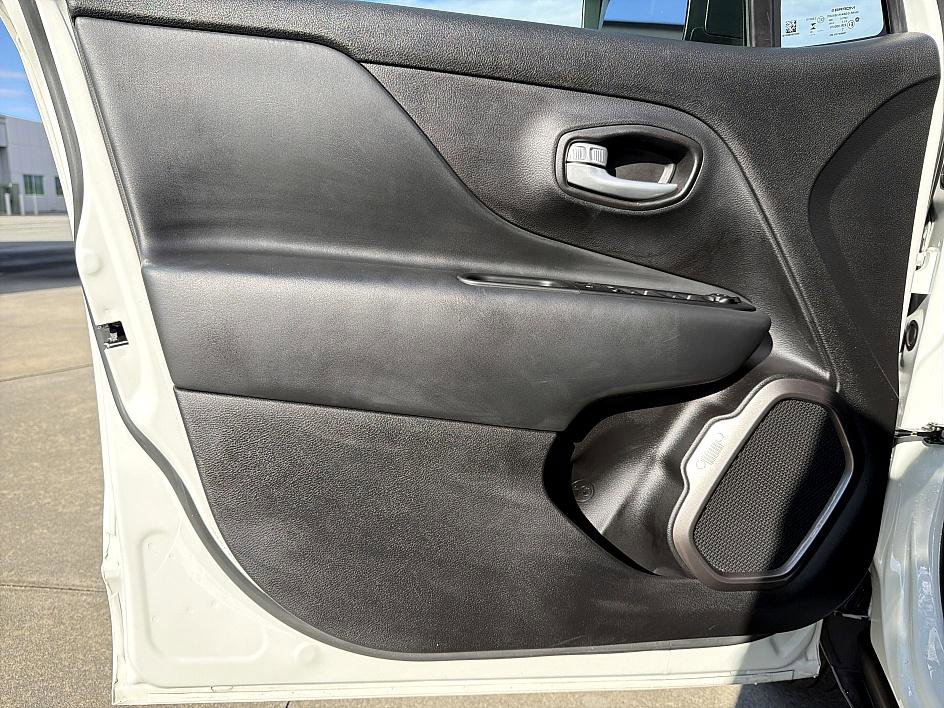 Used 2023 Jeep Renegade Latitude w/ Premium Group image 9