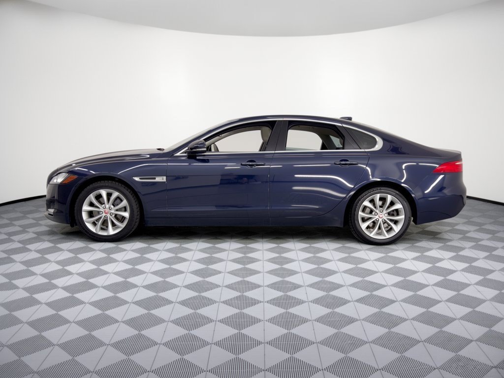 Used 2018 Jaguar XF Premium RWD image 2