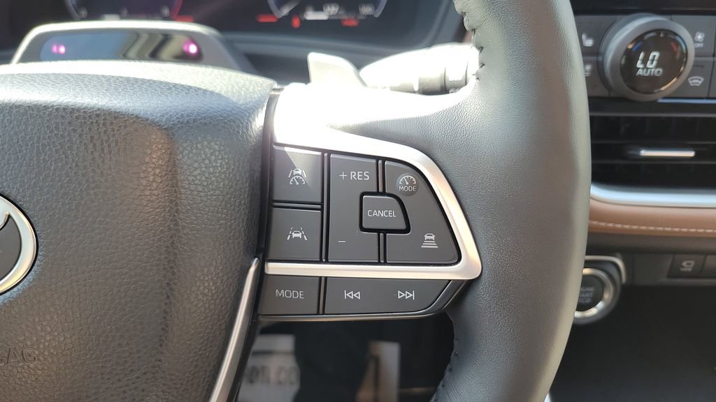 Used 2025 Toyota Grand Highlander AWD image 25