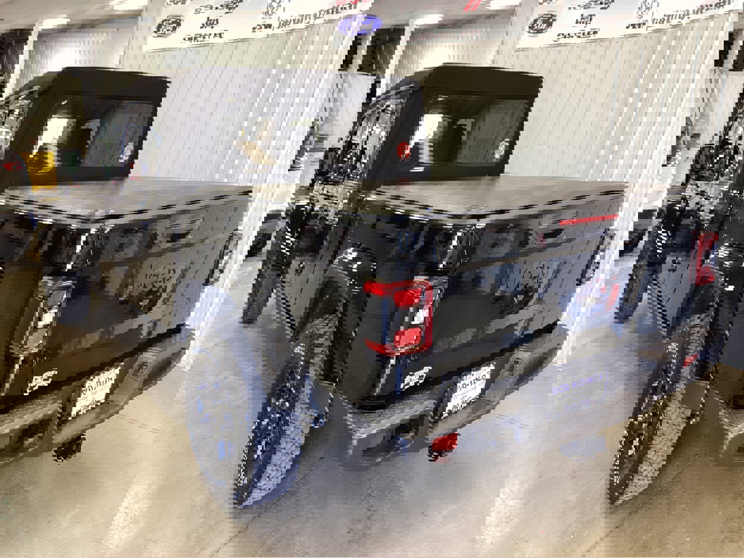 Used 2024 Jeep Gladiator Sport image 3