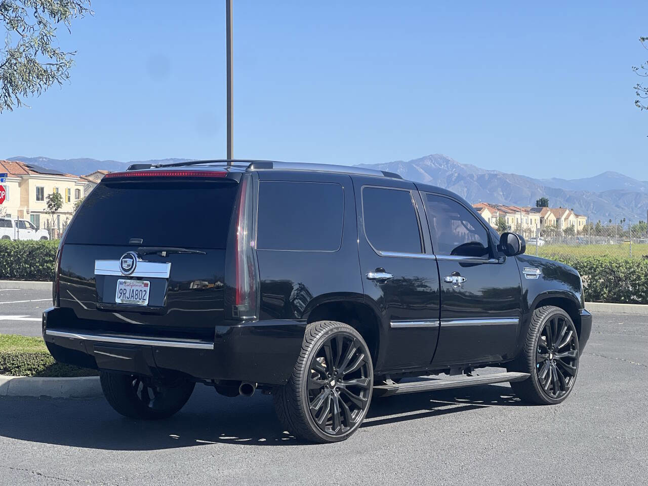 Used 2010 Cadillac Escalade Premium image 9