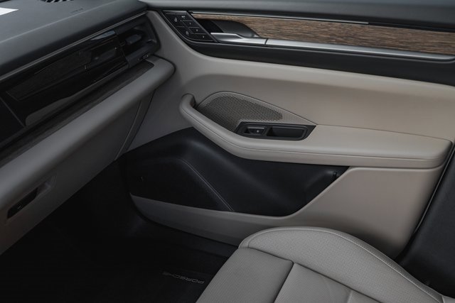 Used 2025 Porsche Macan 4 Electric image 22