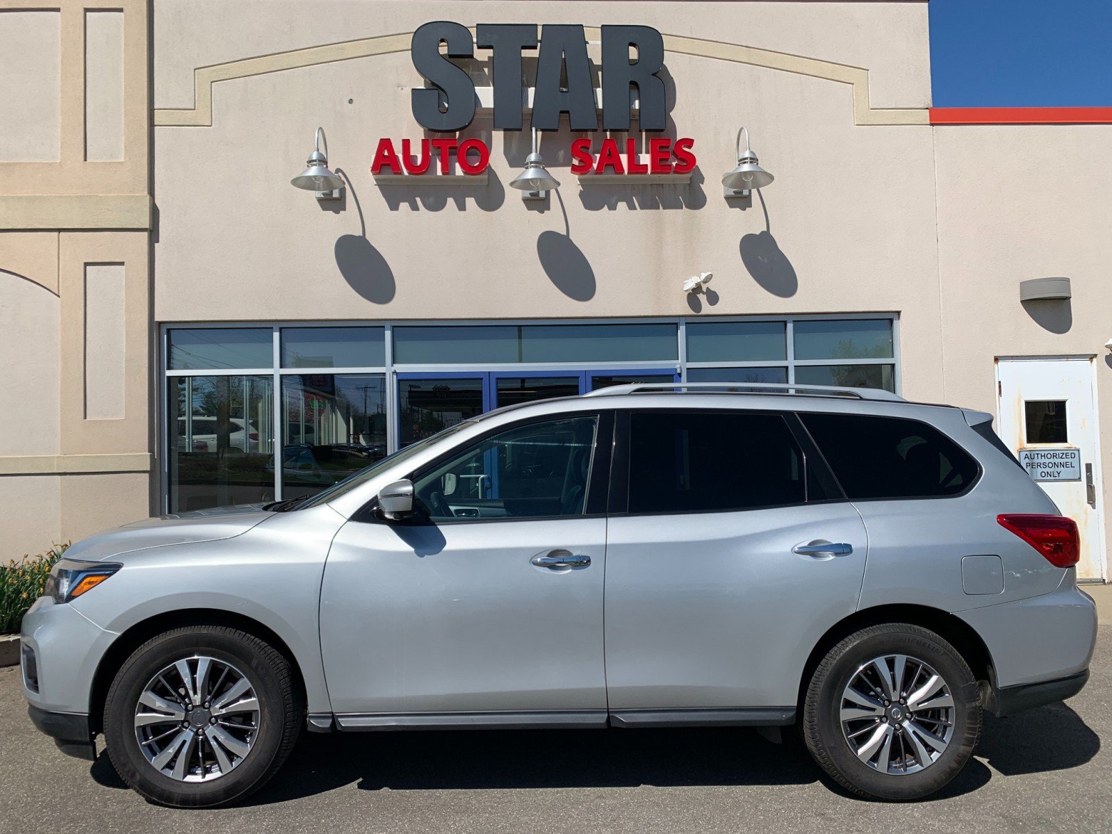 Used 2020 Nissan Pathfinder SL AWD/4WD image 4