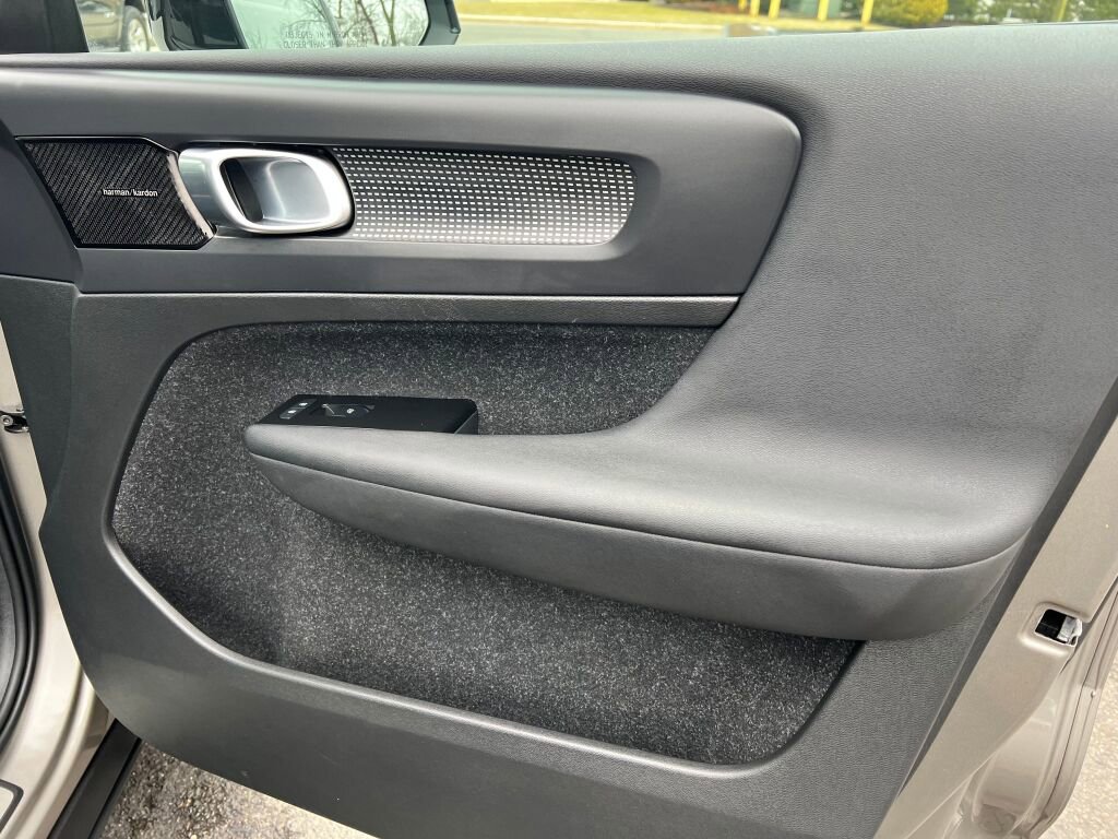 Used 2022 Volvo XC40 T5 R-Design w/ Advanced Package image 28