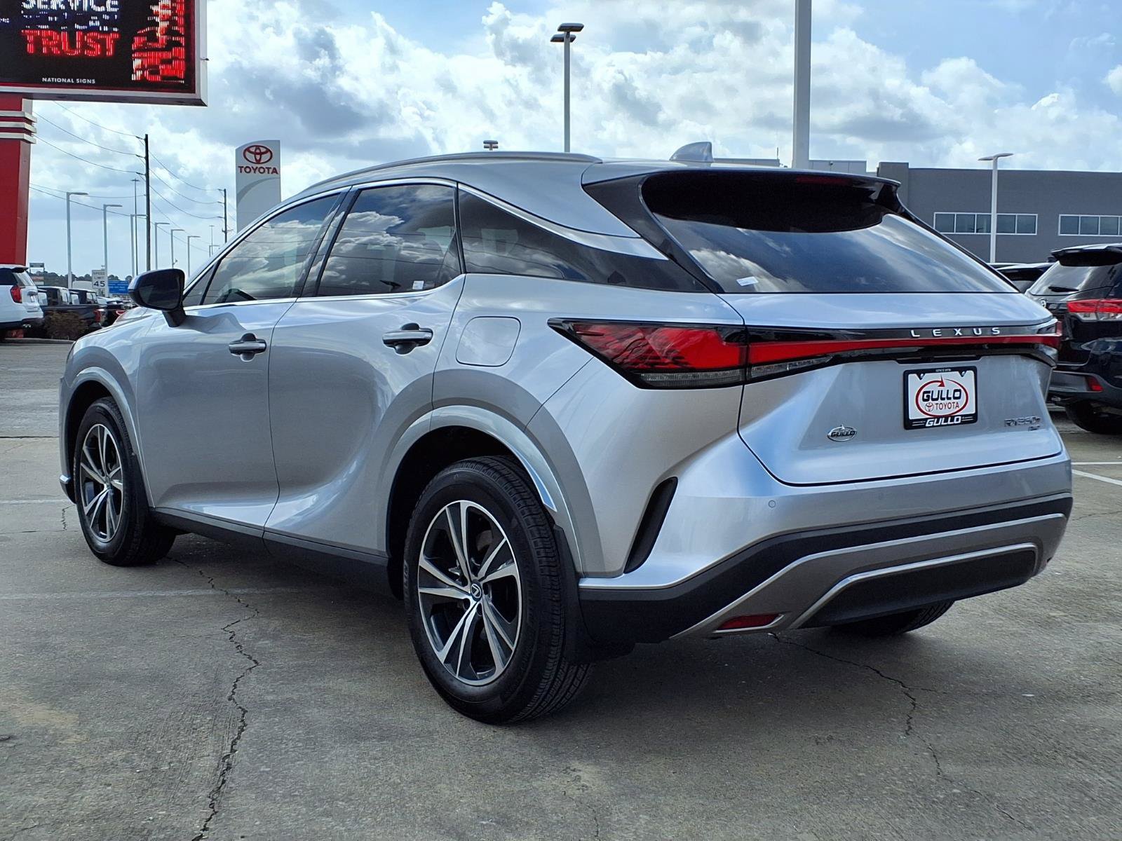Used 2026 Lexus RX 350h w/ Convenience Package AWD/4WD image 2