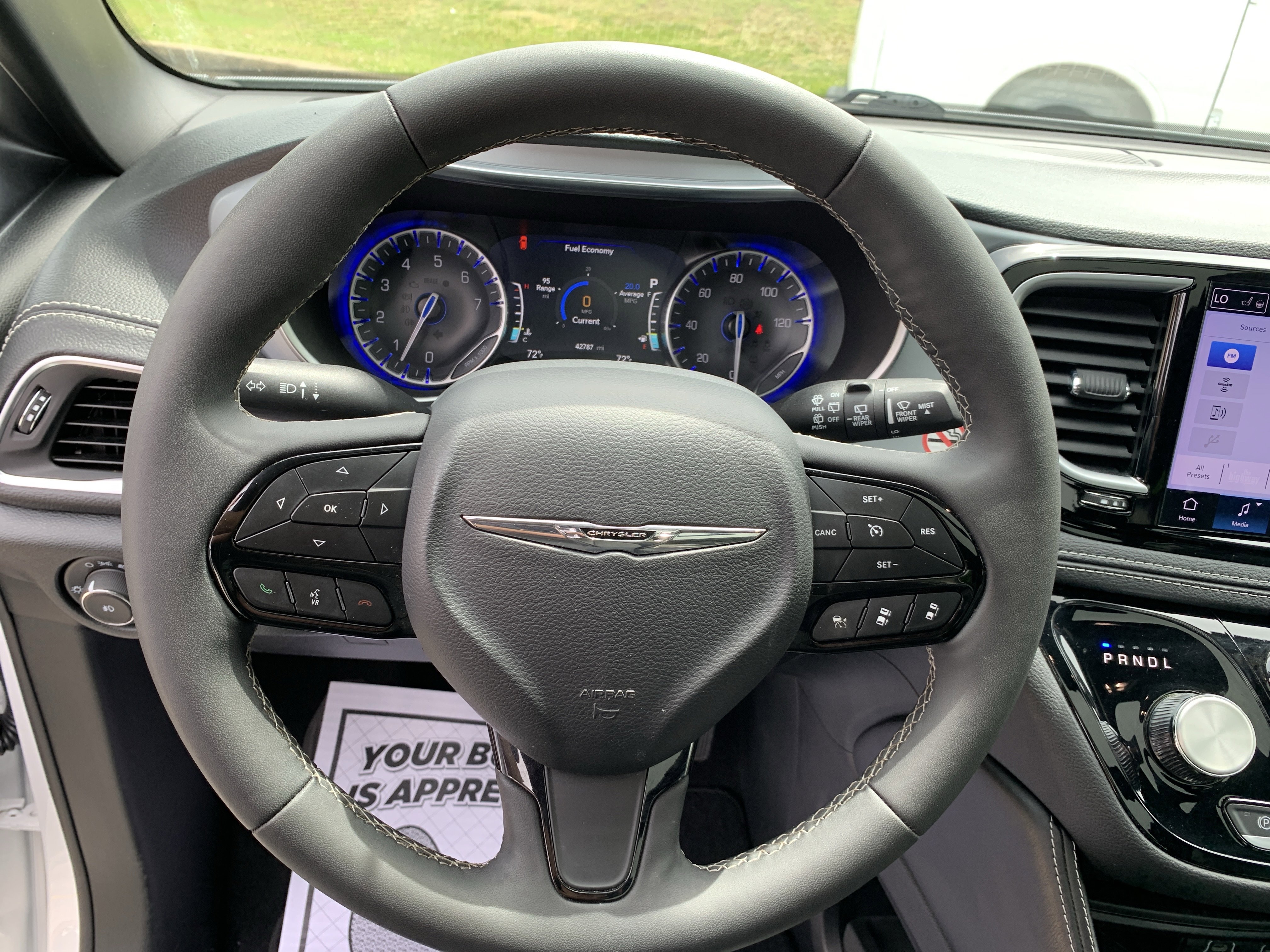 Used 2025 Chrysler Pacifica Limited FWD image 17