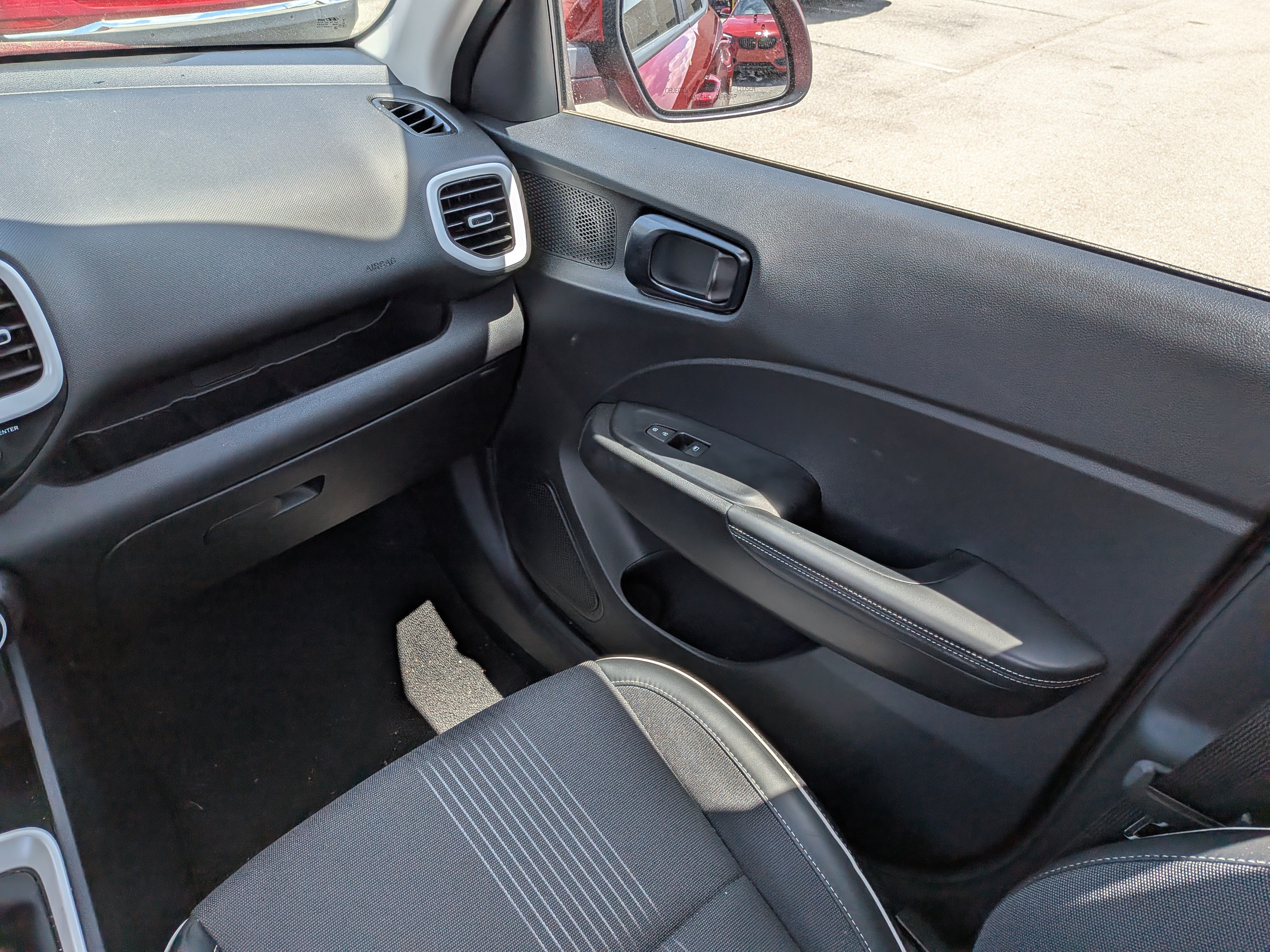 Used 2025 Hyundai Venue Limited FWD image 18