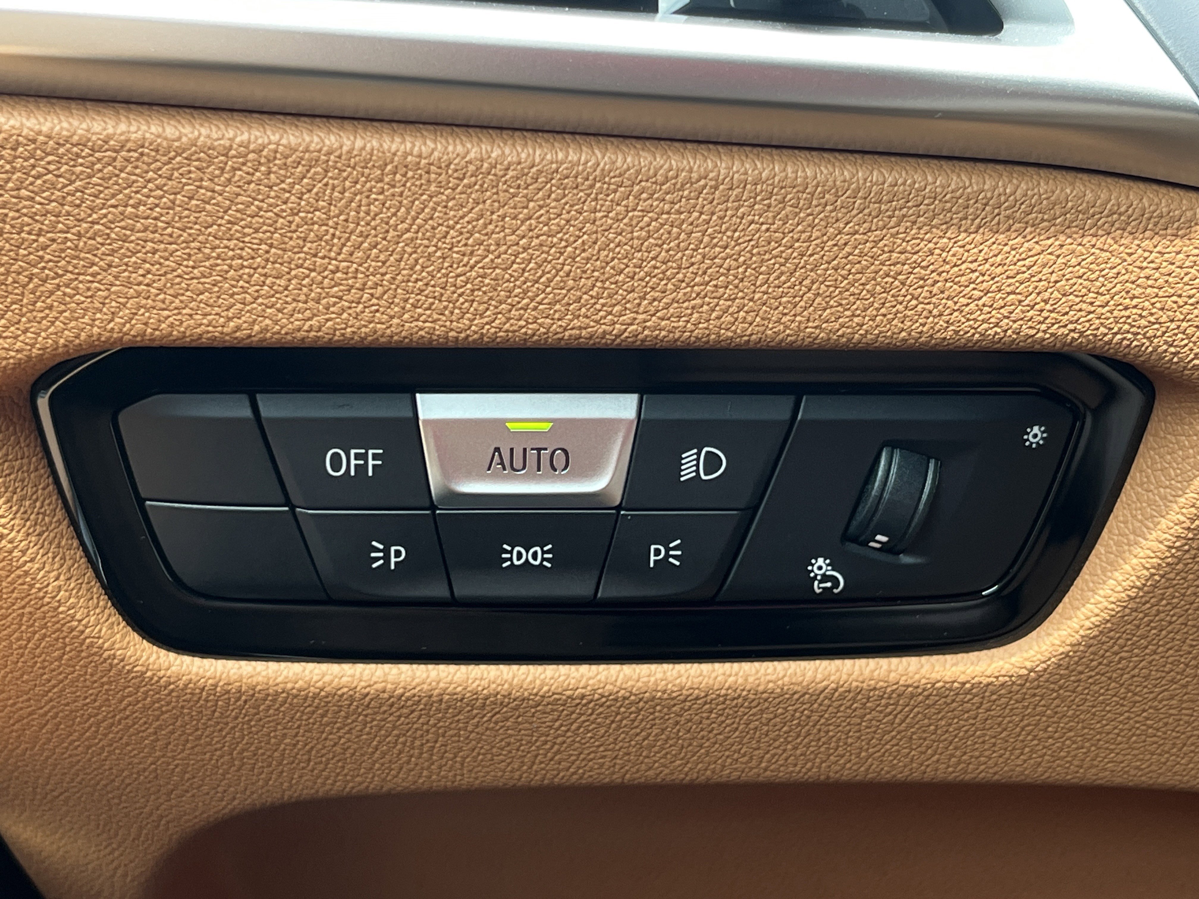 Used 2025 BMW 330i Sedan w/ Premium Package image 15