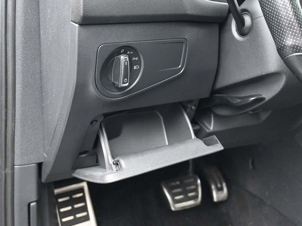 Used 2022 Volkswagen Tiguan SE R-Line image 16