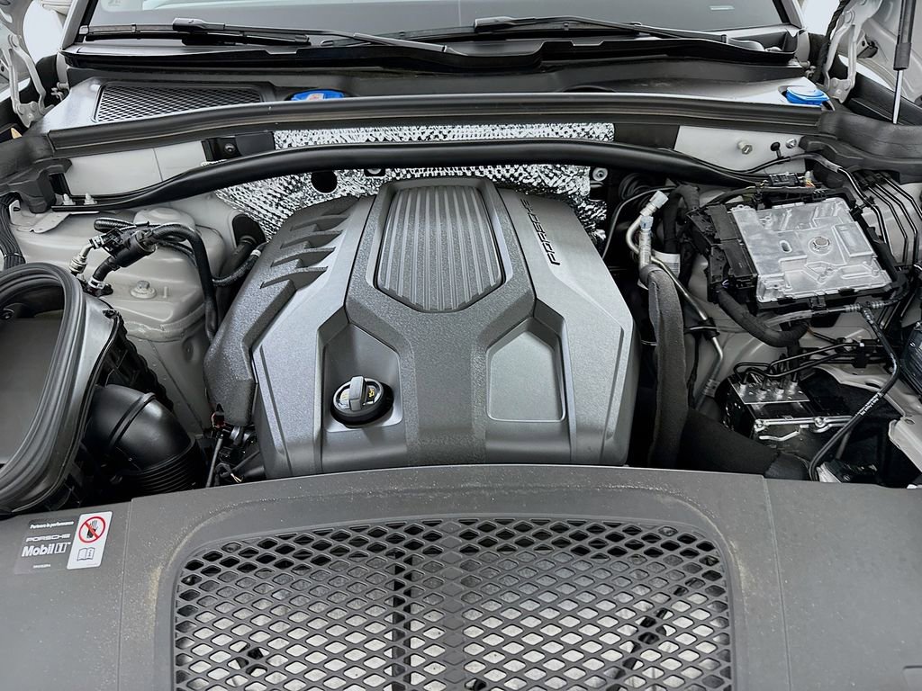 Certified 2025 Porsche Macan image 32