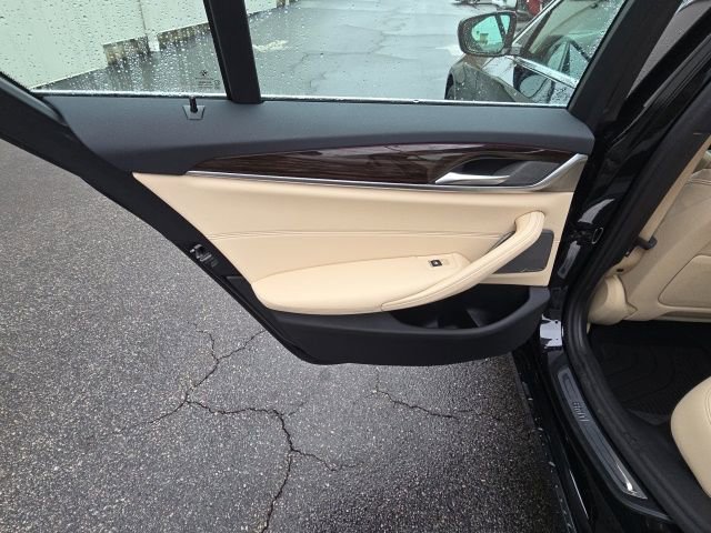 Used 2023 BMW 540i xDrive w/ Premium Package image 21