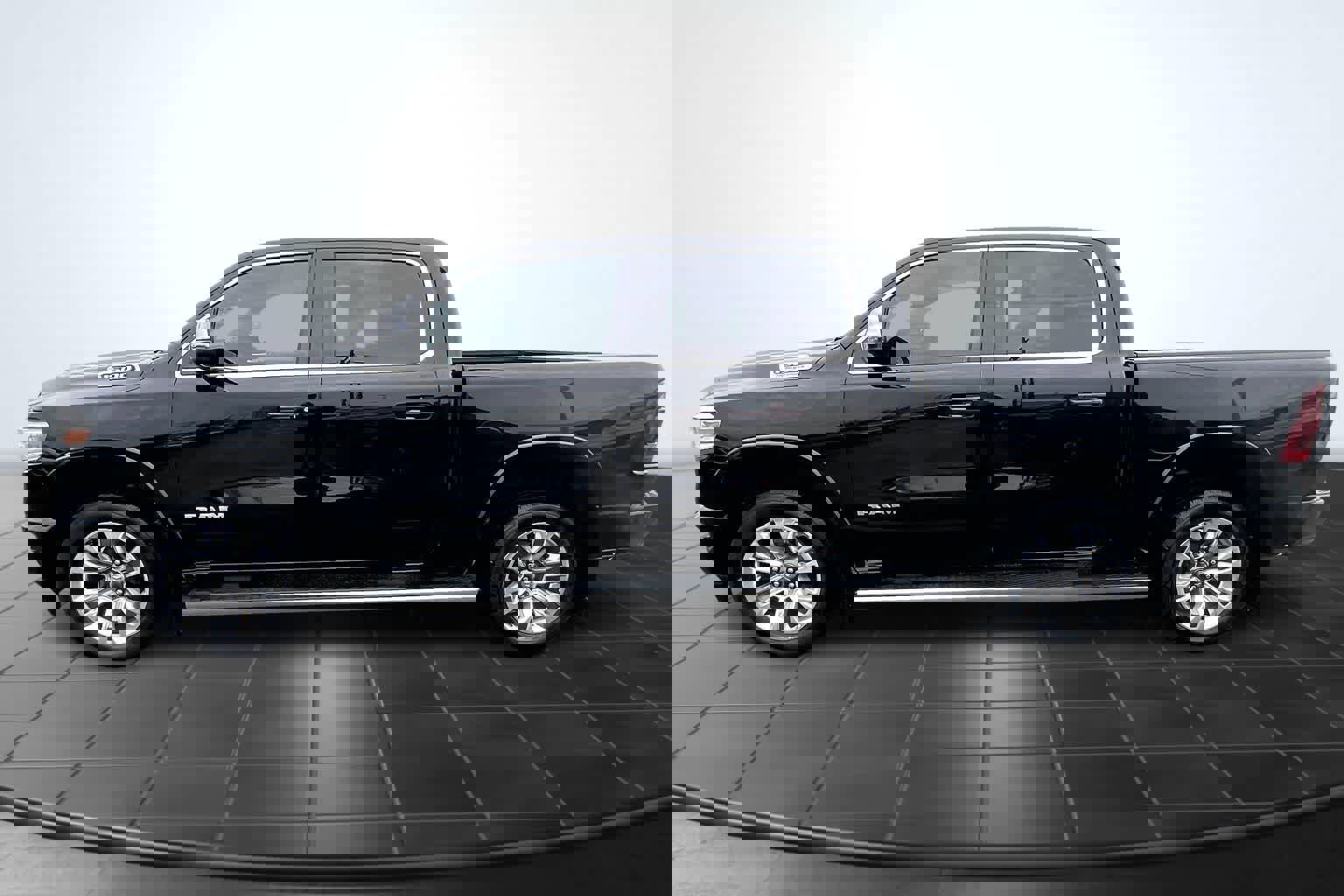 Used 2023 RAM 1500 Limited w/ Body-Colour Bumper Group image 3