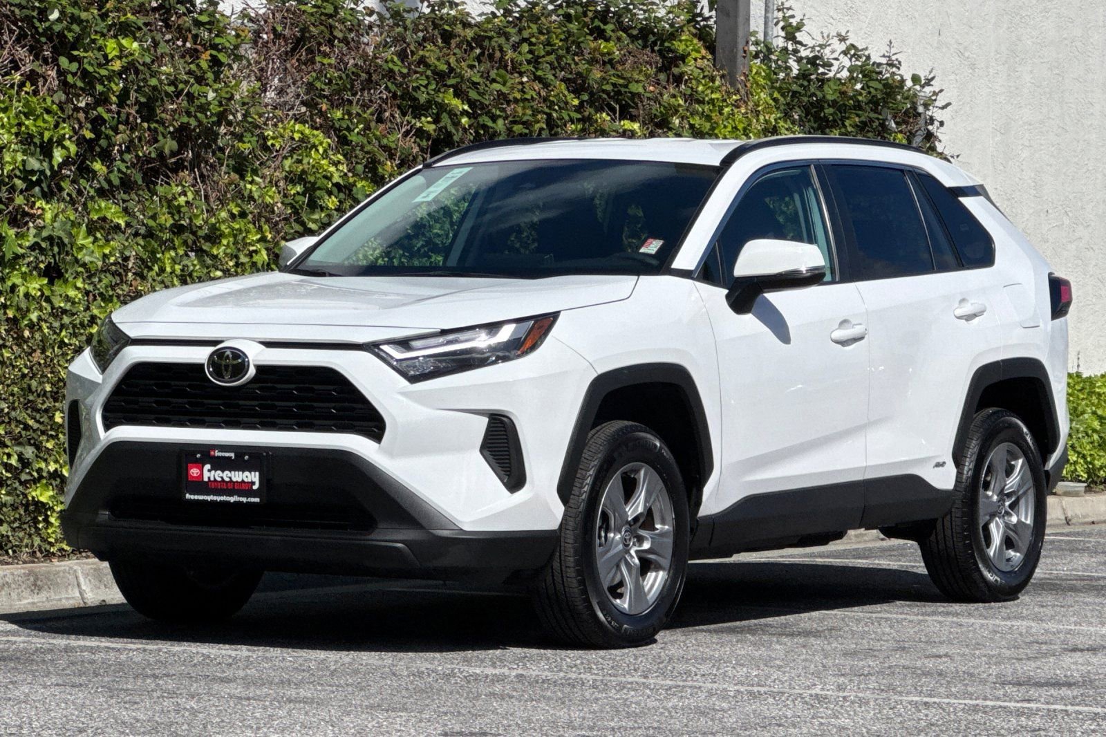 Used 2025 Toyota RAV4 XLE image 9