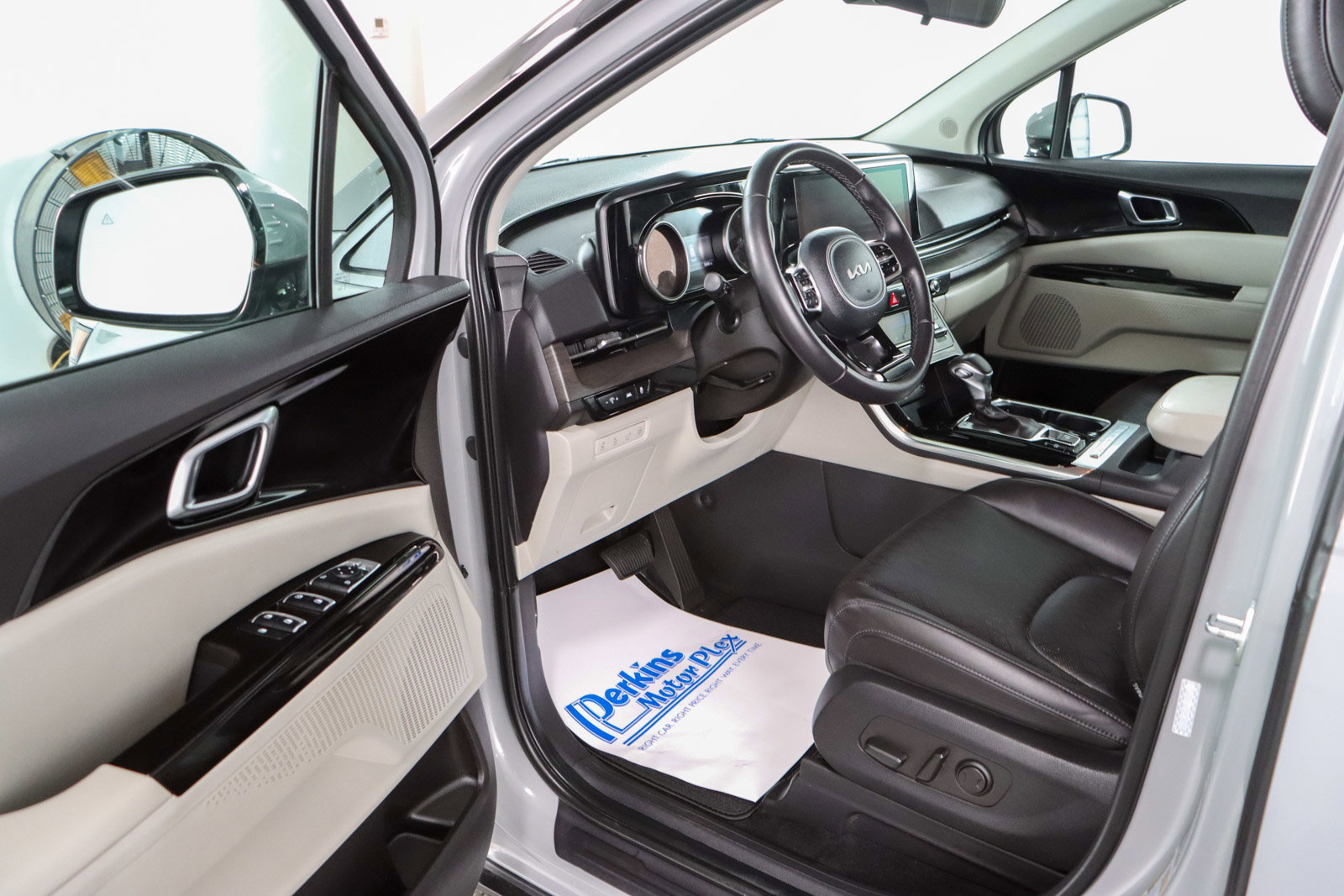 Used 2024 Kia Carnival EX FWD image 3