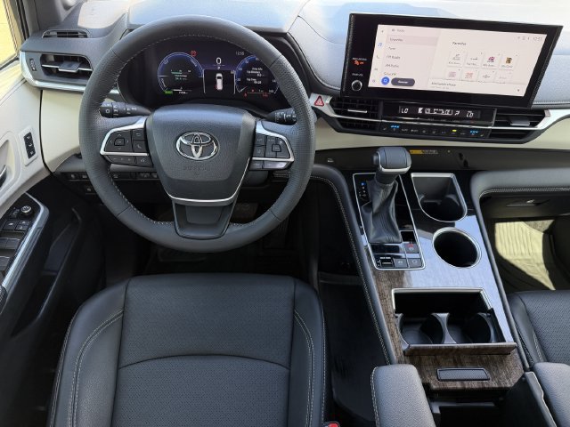 Used 2025 Toyota Sienna Platinum FWD image 11