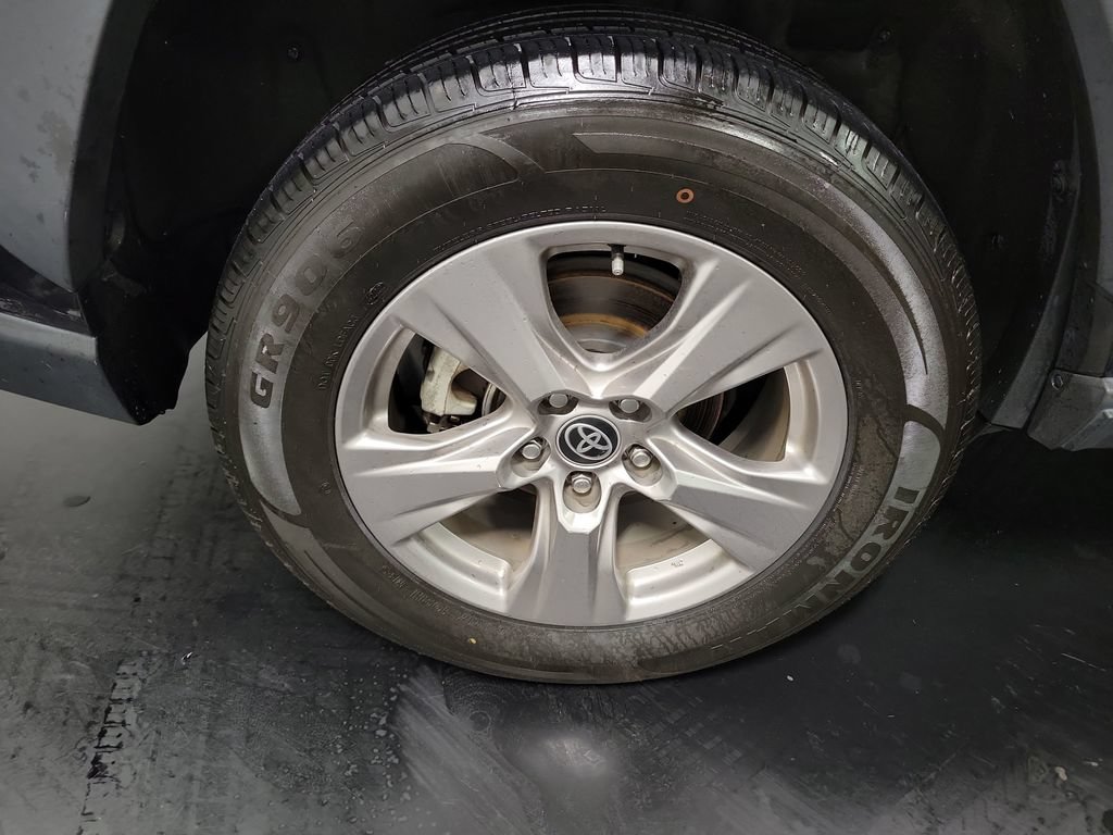 Used 2022 Toyota RAV4 XLE AWD/4WD image 11