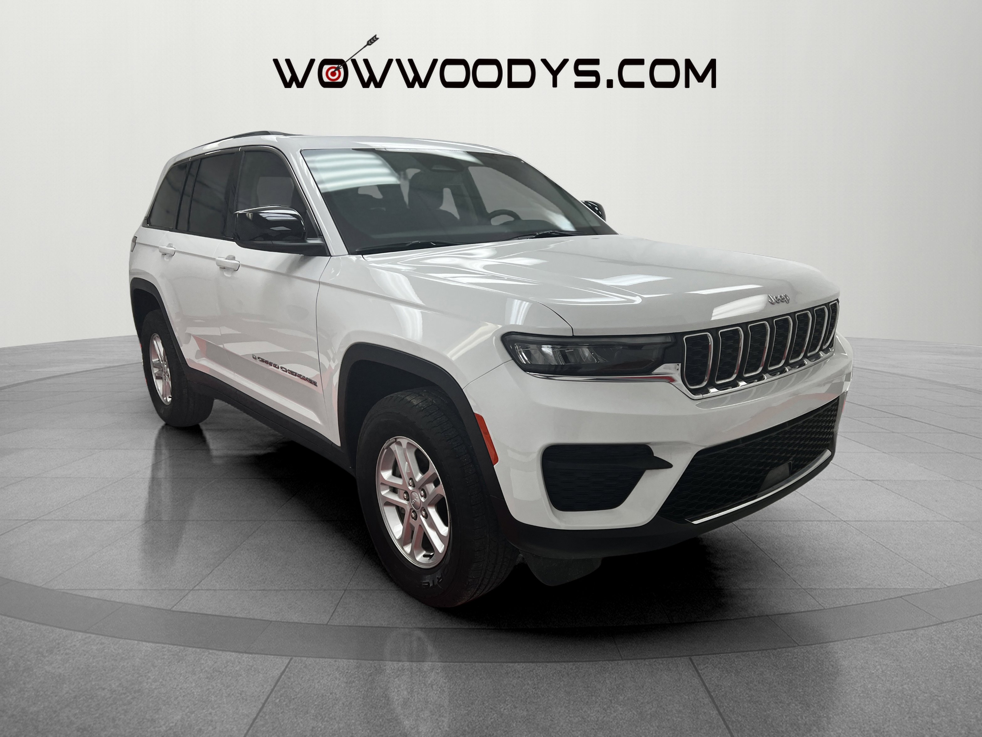 Used 2024 Jeep Grand Cherokee Laredo image 4