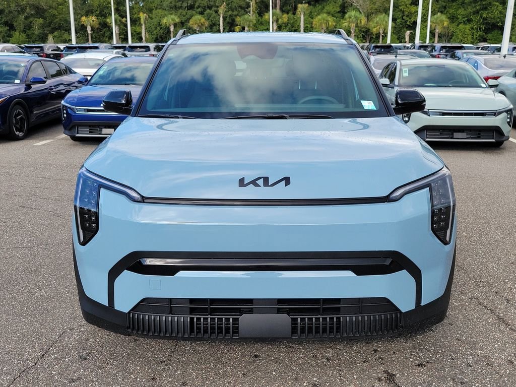 New 2027 Kia EV3 Wind FWD image 2