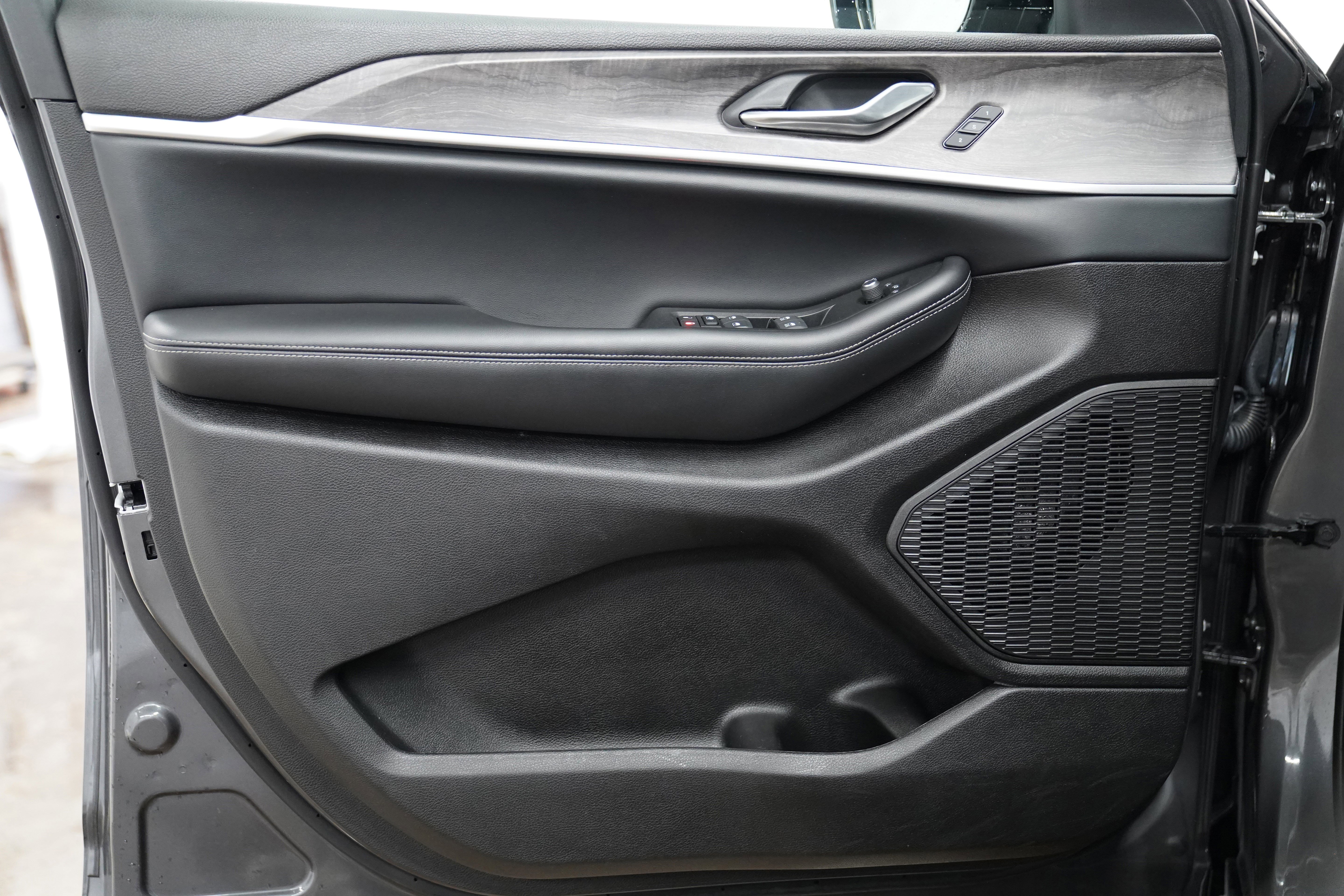 Certified 2024 Jeep Grand Cherokee L Limited w/ Luxury Tech Group II image 17