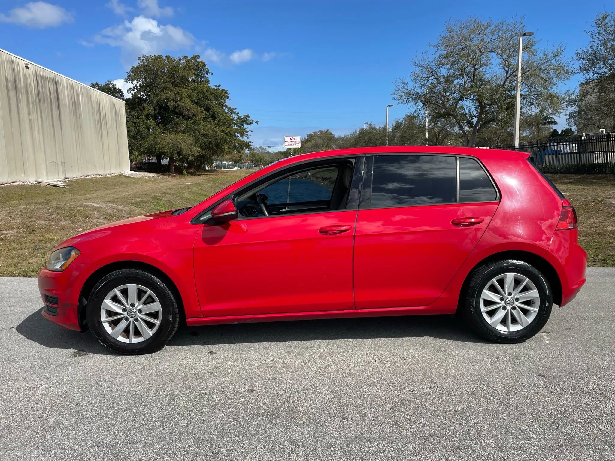 Used 2016 Volkswagen Golf S image 8